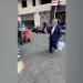 لمواجهة الحر، سيدة توزع زجاجات مياه على أولياء أمور طلاب الثانوية أمام لجان الدقي (فيديو) - المدينة برس