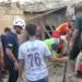 لحظة إنقاذ مصابين والبحث عن عالقين تحت الأنقاض في استهداف أمريكي لمنطقة سكنية بجزيرة قشم (فيديو) - المدينة برس