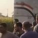 قطار يصطدم بسيارة زفة، العروس بالفستان الأبيض على شريط السكة والعريس مغمى عليه (صور) - المدينة برس