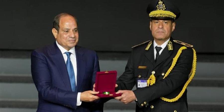 قبل استشهاده، السيسي يمنح اللواء محمد الشربيني نوط الامتياز من الطبقة الأولى في عيد الشرطة - المدينة برس