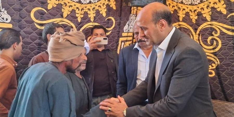 محافظ أسيوط يقدم واجب العزاء لأسر الأطفال ضحايا حادث سقوط التروسيكل (صور) - المدينة برس