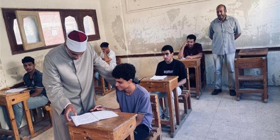 يؤدون امتحان التفسير، انتظام لجان القسم العلمي بالثانوية الأزهرية في الدقهلية دون شكاوى - المدينة برس