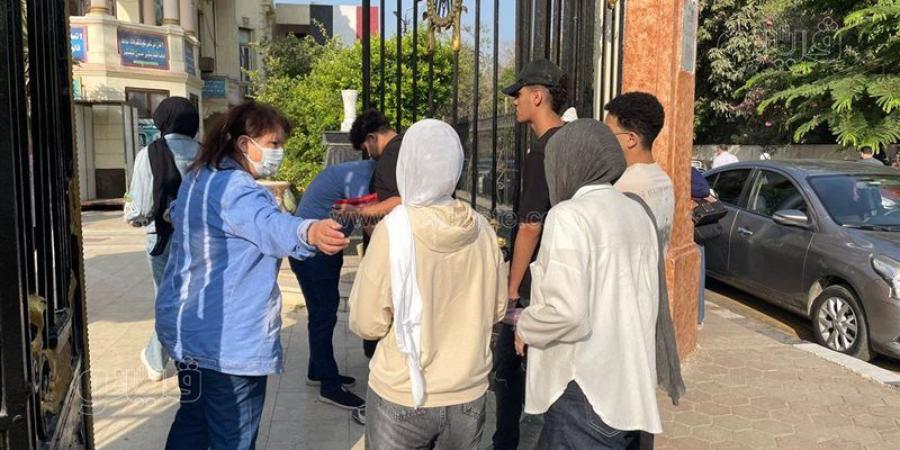 تفتيش ذاتي لطالبات الثانوية العامة بمصر الجديدة قبل دخول اللجان (فيديو وصور) - المدينة برس