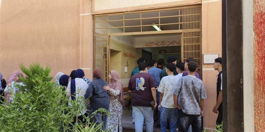 أولياء أمور طلاب الثانوية العامة ينتظرون أبناءهم أمام لجان الدقهلية (فيديو وصور) - المدينة برس