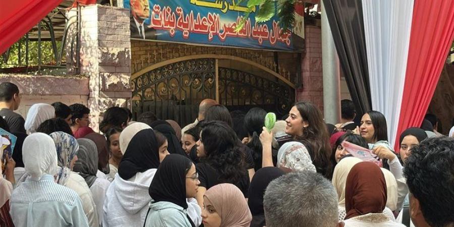 بسبب إجراءات التفتيش، تأخر دخول طلاب الثانوية العامة إلى لجان مجمع جمال عبد الناصر بالدقي - المدينة برس