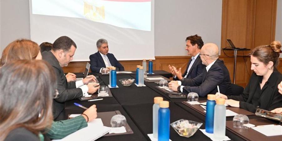 وزير السياحة يبحث مع كبار منظمي الرحلات والطيران الفرنسية سبل التعاون المشترك - المدينة برس