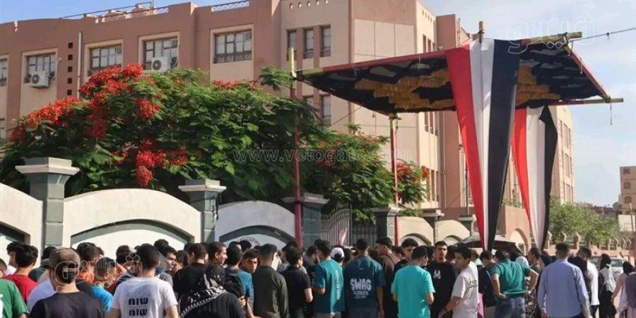 بدء توافد طلاب الثانوية العامة على اللجان لأداء امتحاني الكيمياء والجغرافيا - المدينة برس