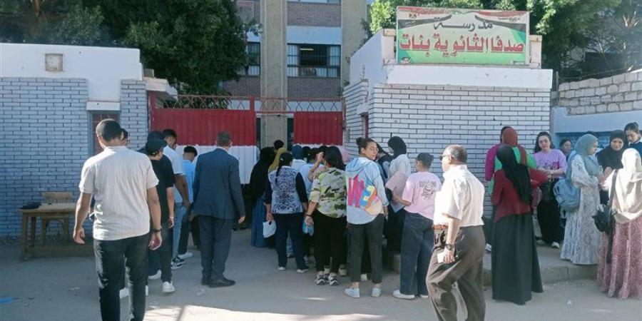 السجادة الحمراء تثير الجدل.. لغز صور امتحان الكيمياء للثانوية العامة المتداولة على جروبات الغش (إنفوجراف) - المدينة برس