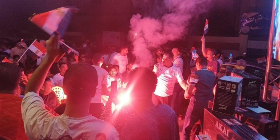 ألعاب نارية وأعلام، مقاهي المنصورة تؤازر منتخب مصر أمام أستراليا بكأس العالم (صور) - المدينة برس