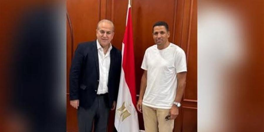 سفير مصر بالمغرب يستقبل الحسين عموتة قبل وصوله إلى القاهرة لتدريب الأهلي - المدينة برس