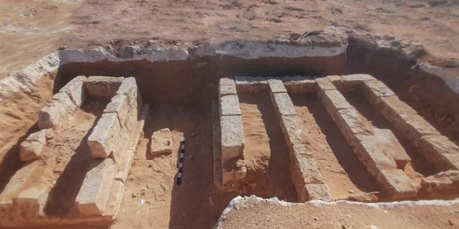 الكشف عن 18 مقبرة بتصميمات معمارية متنوعة وتابوت جرانيتي ولسان ذهبي بمارينا العلمين - المدينة برس
