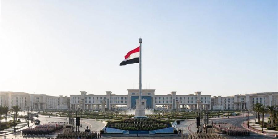 السيسي يشهد رفع علم القوات المسلحة على مقر القيادة الإستراتيجية للدولة بالعاصمة الجديدة - المدينة برس
