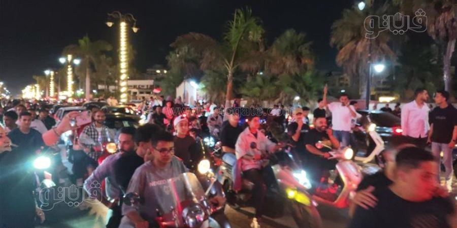 "بورسعيد مولعة"، دموع وصراخ وزفة شعبية احتفالا بتأهل منتخب مصر لدور الـ 16 (فيديو) - المدينة برس