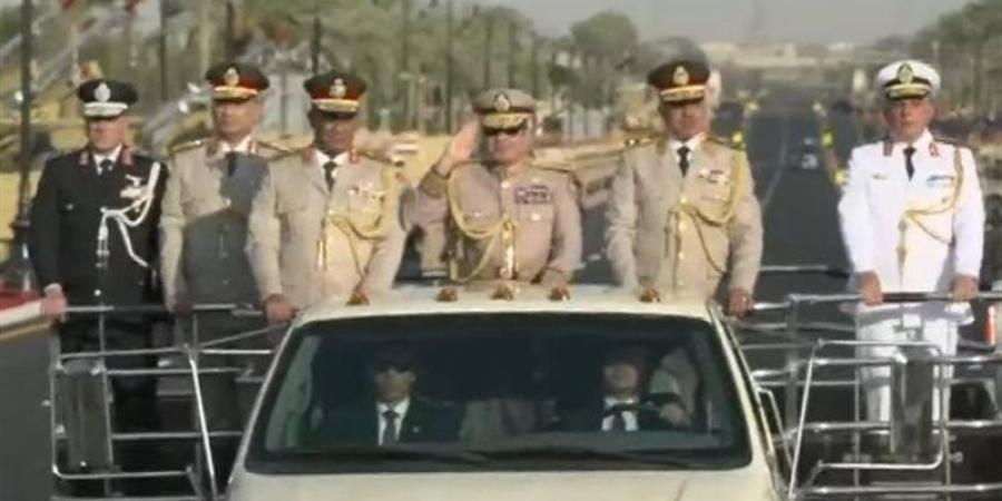 الرئيس السيسي يرتدي الزي العسكري ويتفقد مقر القيادة الاستراتيجية - المدينة برس