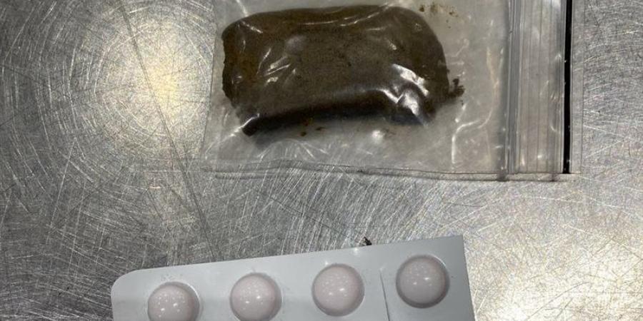 جمارك مطار القاهرة تضبط راكبًا بحوزته كمية من مخدر الحشيش وأقراص مخدرة - المدينة برس