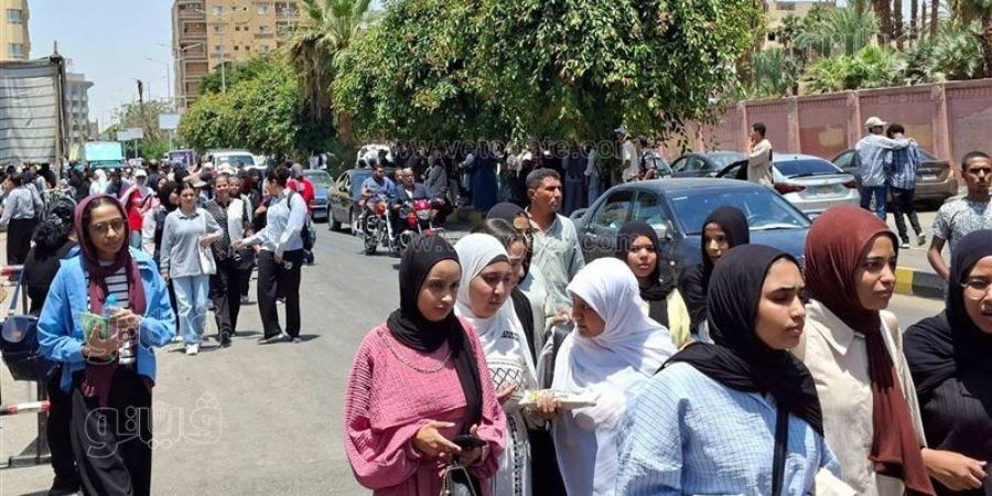 طلاب الثانوية العامة بالأقصر عن امتحان الإنجليزي: سهل وعوضنا عن الكيمياء (فيديو) - المدينة برس