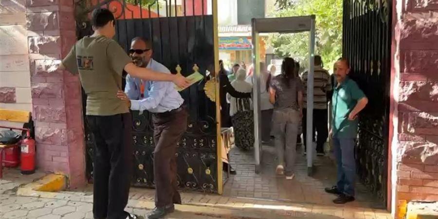 خد رايح فين، إيقاف طالب ثانوي حاول دخول امتحان "الإنجليزي" دون تفتيش بالدقي (فيديو) - المدينة برس
