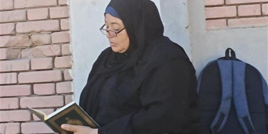 بالمصاحف وقراءة القرآن، قلق وتوتر أولياء الأمور أمام لجان الثانوية العامة بالغربية (فيديو) - المدينة برس