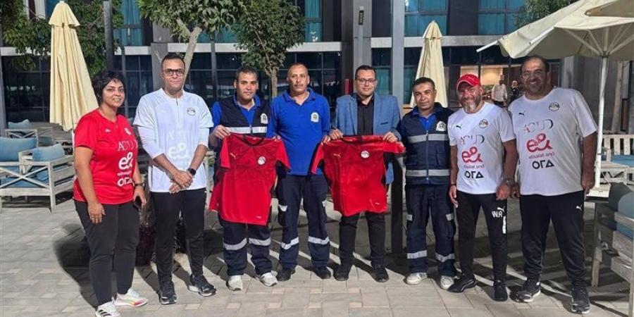 الجهاز الفني لمنتخب الشباب يكرم طاقم إسعاف مدرب الحراس - المدينة برس