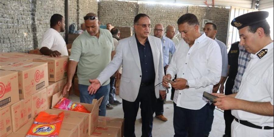 محافظ القليوبية يضبط مخزنًا لإعادة تعبئة منظفات مجهولة المصدر ويوجه باتخاذ الإجراءات القانونية - المدينة برس