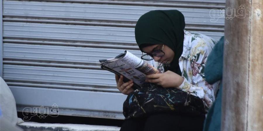 الدقائق الحاسمة قبل امتحان الإنجليزي، مراجعة نهائية لطلاب الثانوية العامة أمام لجان الدقي (صور) - المدينة برس