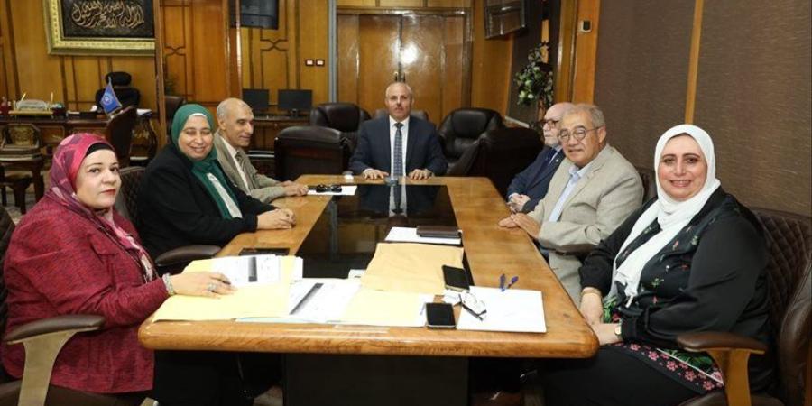مجلس جامعة القناة يُكرّم العميد السابق لكلية علوم الرياضة تقديرًا لإسهاماته العلمية - المدينة برس
