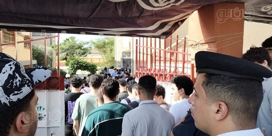 توافد طلاب الثانوية على لجان الإسماعيلية لأداء امتحان اللغة الإنجليزية وسط إجراءات مشددة (صور) - المدينة برس