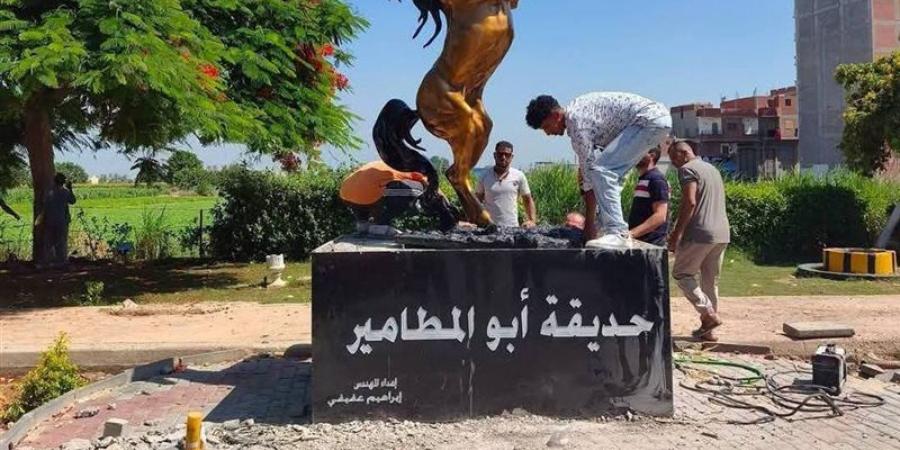 بعد إزالة "الغوريلا الحمراء"، حصان أصفر يتصدر حديقة أبو المطامير في البحيرة (صور) - المدينة برس