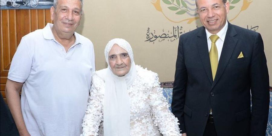 بالزي الأبيض، أكبر باحثة دكتوراه بجامعة المنصورة تحتفل "بمرتبة الشرف الأولى" - المدينة برس