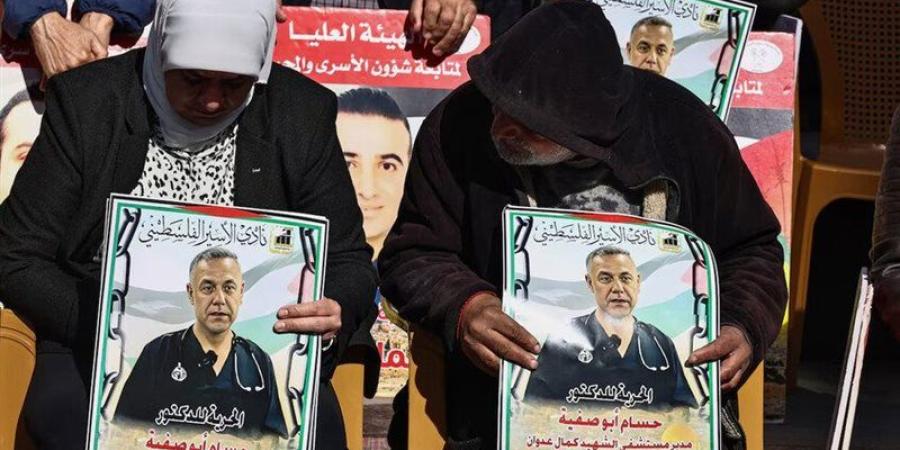 هآرتس: حسام أبو صفية في خطر ويتعرض للإغماء يوميا نتيجة التعذيب العنيف في سجن "نيتسان" - المدينة برس