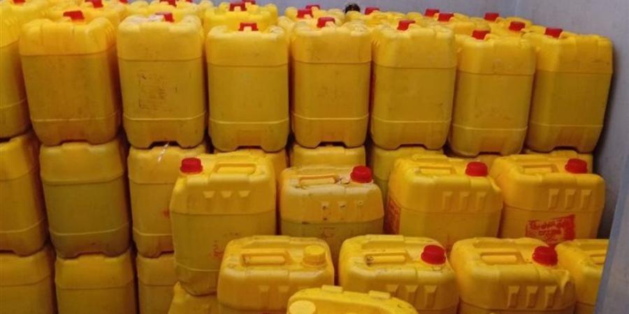 ضبط طن ونصف طن زيوت طعام مجهولة المصدر قبل ترويجها في أسيوط - المدينة برس