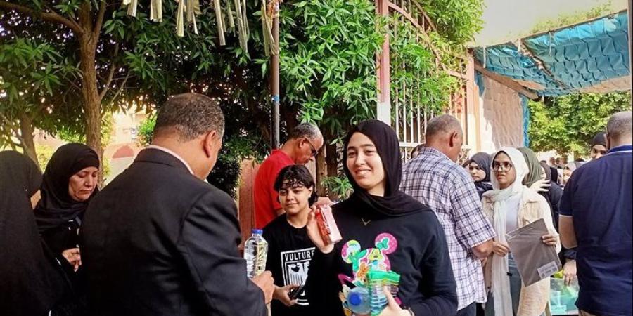 استقبال طلاب الثانوية العامة بالمياه والعصائر أمام لجان القليوبية (صور) - المدينة برس