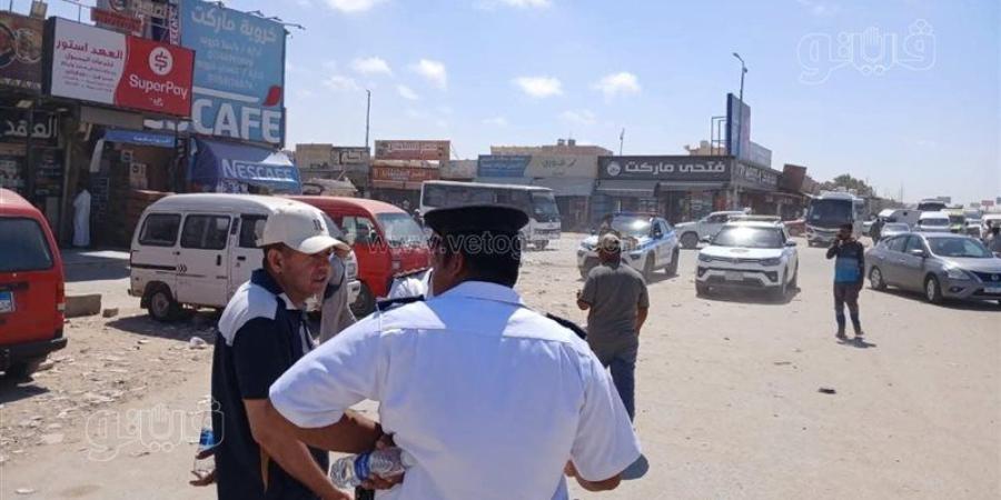 رئيس مدينة الضبعة يتابع نقل السيارات والتروسيكلات من مدخل المدينة للحد من التكدس المروري - المدينة برس
