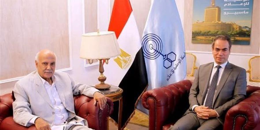 بعد تصويرها، جمال بخيت يهدي ماسبيرو نسخة من حلقات أشعاره للبث التليفزيوني - المدينة برس