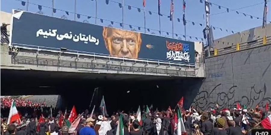 ترامب حاضر بقوة في جنازة خامنئي، حشود إيرانية ترجم صوره وتشنق دمية على هيئته (فيديو) - المدينة برس