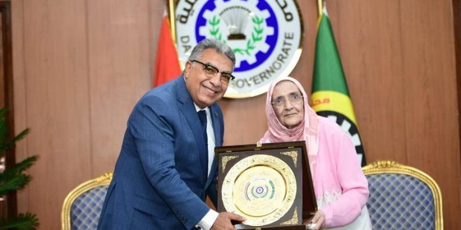 محافظ الدقهلية يكرم آمال إسماعيل لحصولها على الدكتوراه في سن الـ83 ويشيد بعزيمتها - المدينة برس