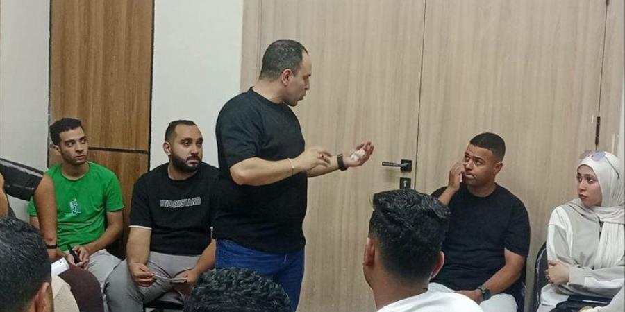 محافظ الإسماعيلية يتابع إجراء المقابلات الشخصية لـ128 شابا وفتاة للعمل بشركة خدمات بترولية - المدينة برس