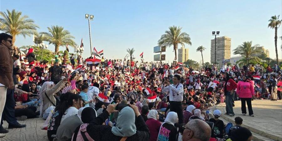 الجماهير المصرية تتحدي حرارة الطقس قبل مواجهة الأرجنتين بالمظلات (صور) - المدينة برس