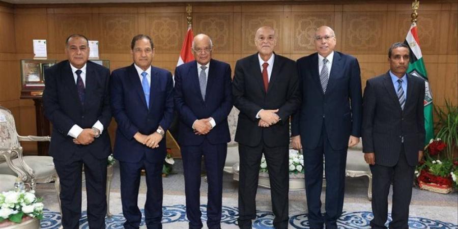 علي عبد العال وأحمد ضيف في زيارة لرئيس قضايا الدولة للتهنئة بمنصبه الجديد - المدينة برس