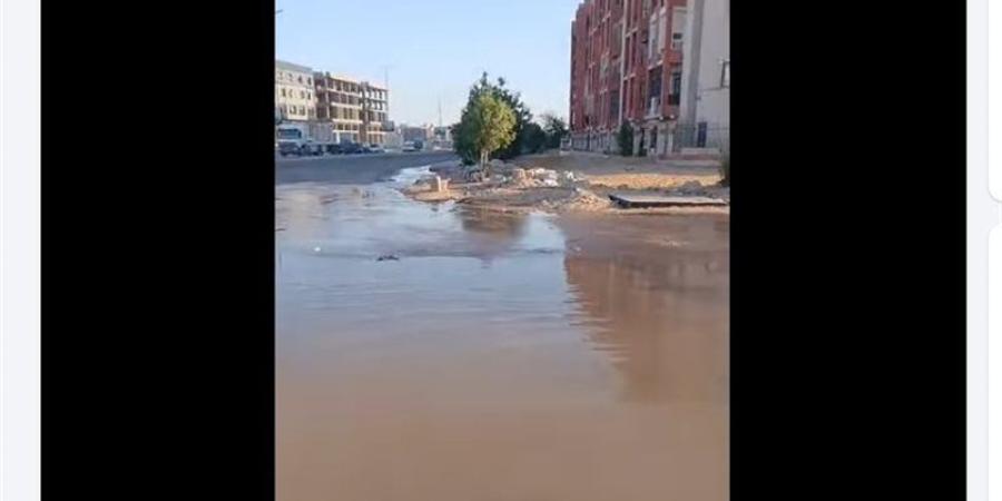 الشارع تحول إلى ترعة، كسر مفاجئ في ماسورة مياه أمام نادي الصفوة بالعاشر من رمضان (فيديو) - المدينة برس