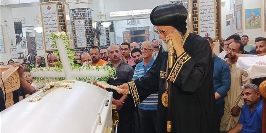 بعد 39 عاما من الخدمة، البابا تواضروس يعزي إيبارشية طهطا في نياحة القمص داود حبيب - المدينة برس