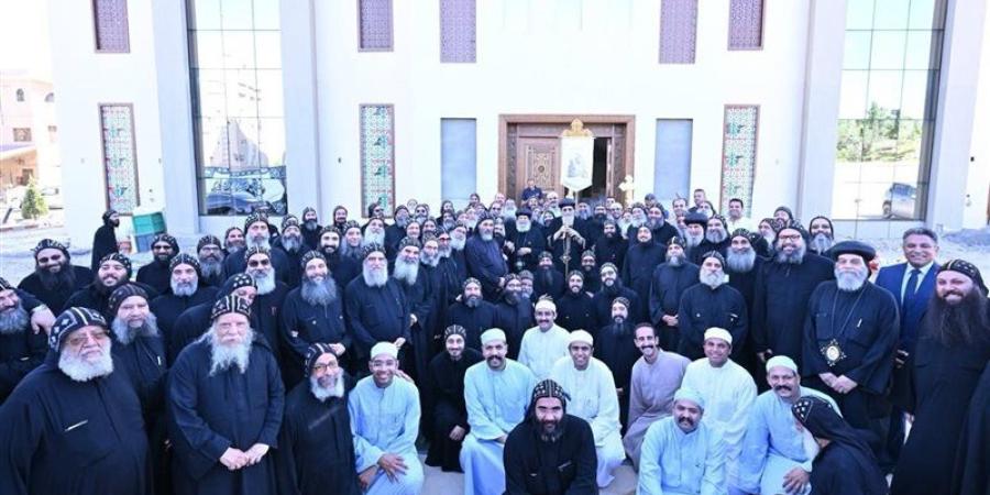 البابا تواضروس يتلقى تقريرا عن الخدمة في دير الأنبا بيشوي بوادي النطرون - المدينة برس