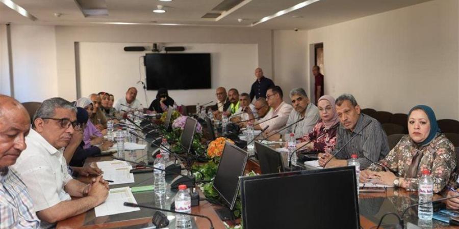 رئيس شركة الصرف الصحي بالإسكندرية يتابع مؤشرات الأداء وخطة العمل - المدينة برس