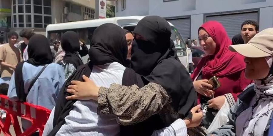 أولياء الأمور يشاركون طلاب الثانوية العامة فرحتهم بسهولة امتحاني التاريخ والفيزياء (فيديو) - المدينة برس