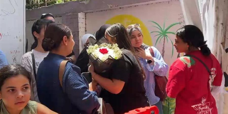 أم تهدي ابنتها بوكيه ورد بعد الخروج من امتحانات الثانوية العامة بالجيزة (فيديو) - المدينة برس