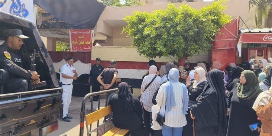 قلق أولياء الأمور أمام لجان الثانوية العامة بالدقهلية والأمن يبعدهم عن محيط المدارس (صور) - المدينة برس