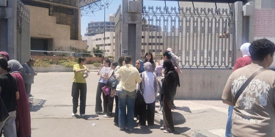 تباين آراء طلاب الثانوية العامة بالإسكندرية حول امتحاني الفيزياء والتاريخ (فيديو وصور) - المدينة برس