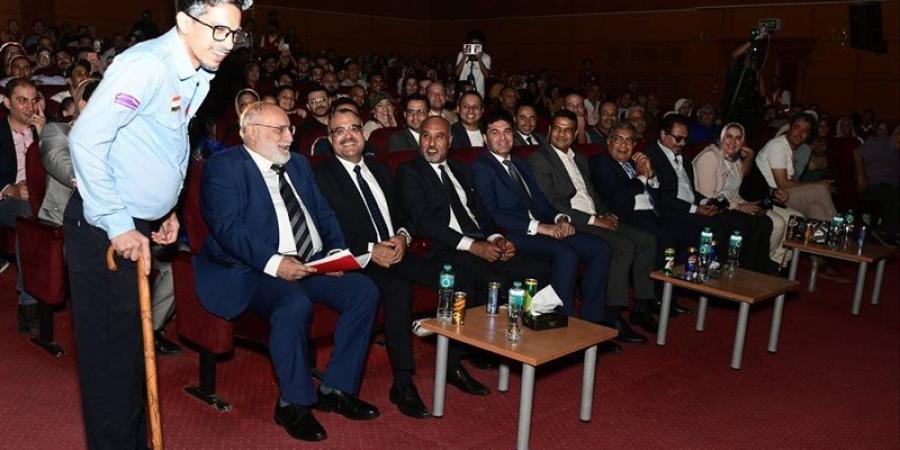 محافظ الدقهلية والفنان محمد رياض يشهدان العرض المسرحي "فتاة المترو" بقصر ثقافة المنصورة (صور) - المدينة برس