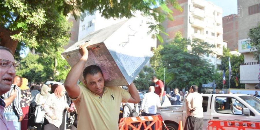 برفقة قوات الأمن، وصول صناديق أسئلة الفيزياء والتاريخ للجان الثانوية العامة بأسيوط - المدينة برس