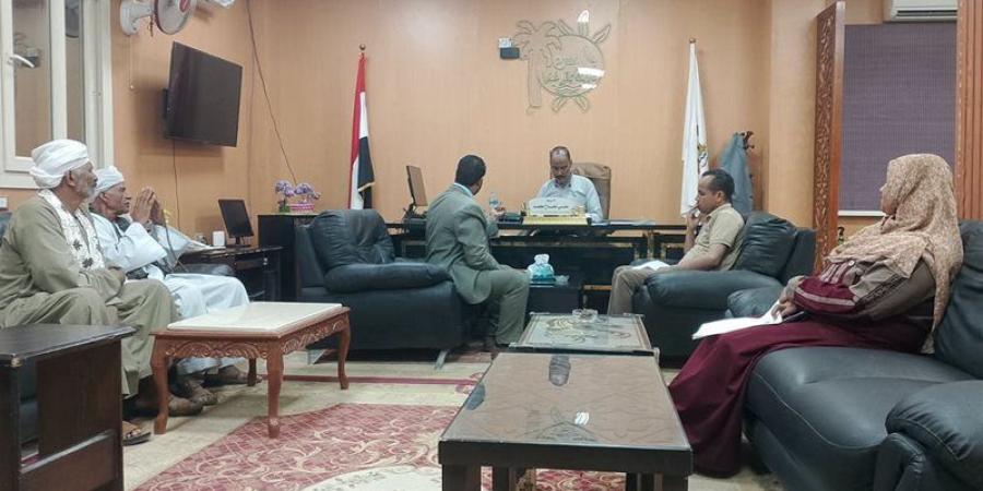 رئيس مركز باريس بالوادي الجديد يبحث أزمة آبار درب الأربعين - المدينة برس